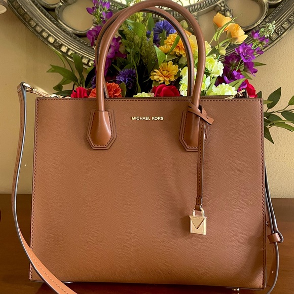 Michael Kors Handbags - NWT Michael Kors Saffiano Leather Tote Bag